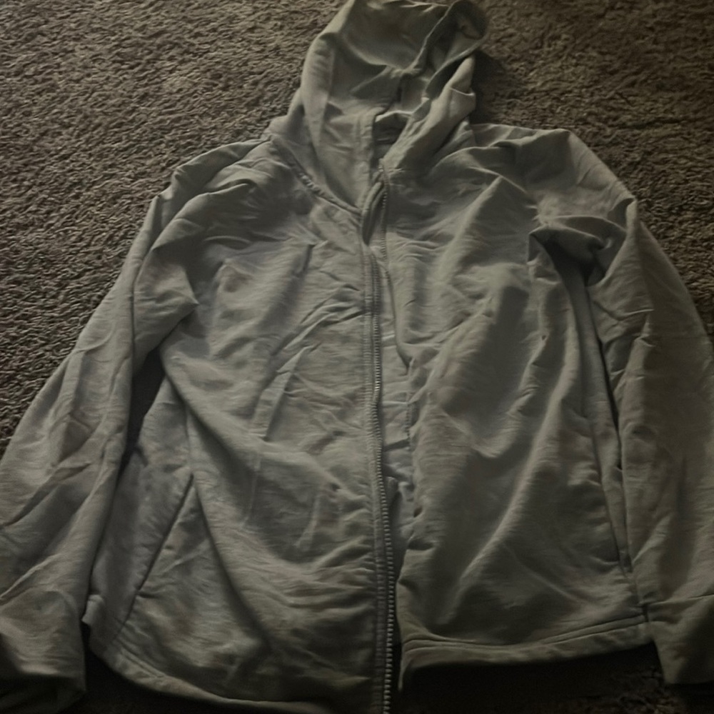 I’m selling a gray sweater. It’s from the brand Puma.